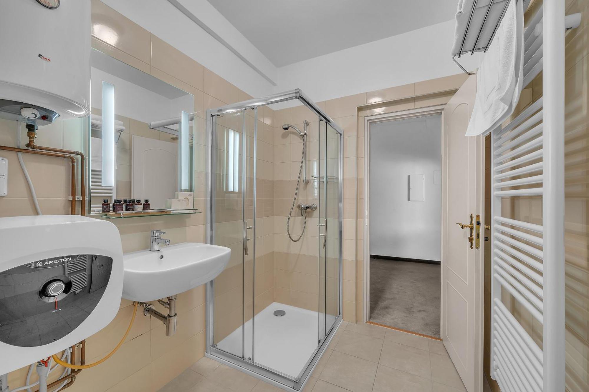 Hotel Nelly Kellys Trutnov Extérieur photo
